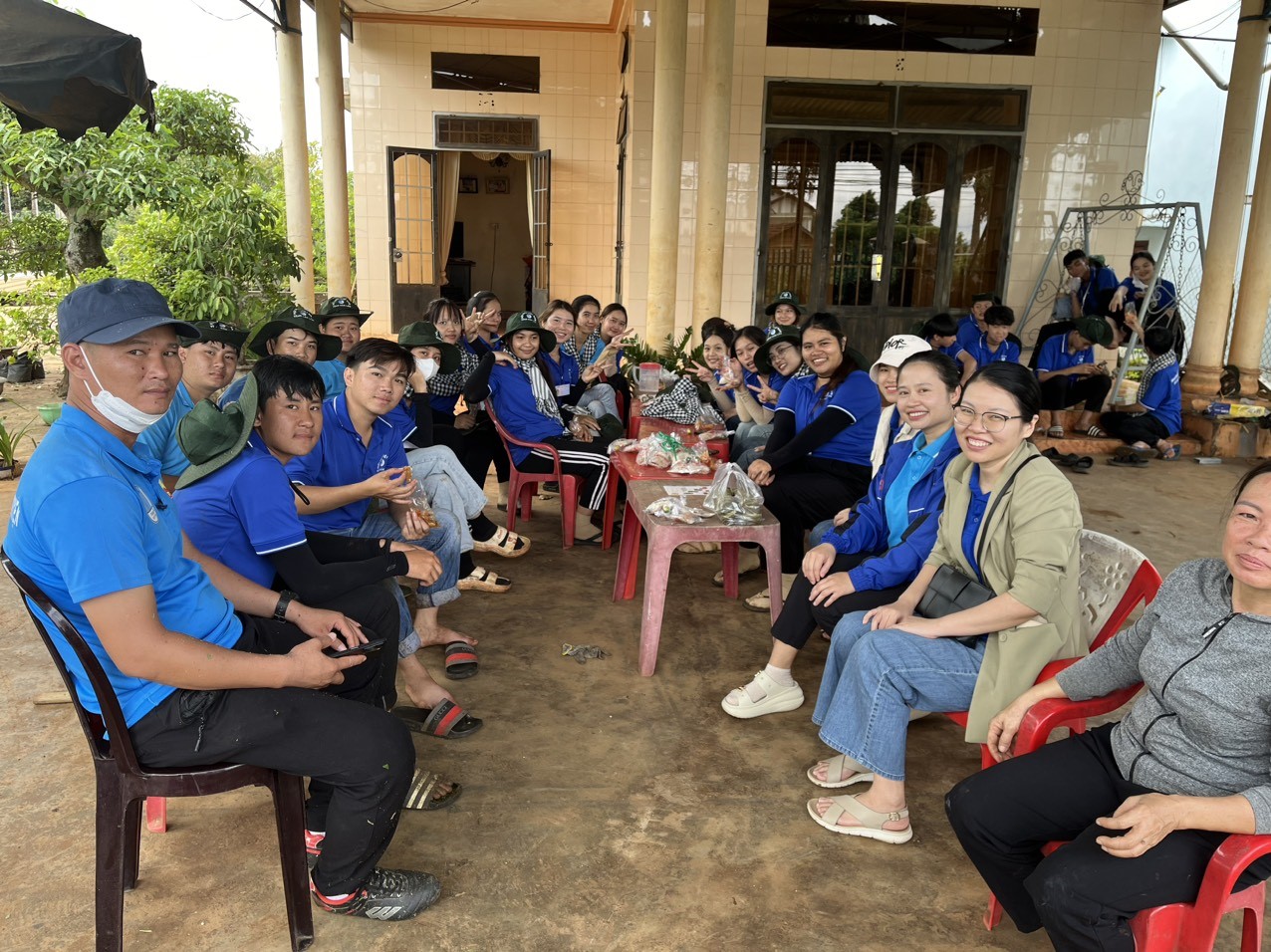Ban thường vụ Đoàn trường – Ban thư ký hội sinh viên Việt Nam trường Cao đẳng Sư phạm Đắk Lắk thăm, tặng quà động viên tinh thần các chiến sĩ tình nguyện  mùa hè xanh tại mặt trận Xã Ea Kuang, Huyện Krông Pắk